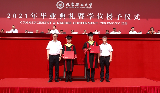 校長(zhǎng)書(shū)記贈(zèng)送北理工定制款學(xué)位服和雨傘-郭強(qiáng).JPG