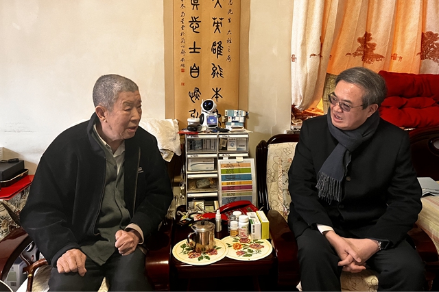 張軍慰問(wèn)張英志照片2022年1月17日_副本.jpg