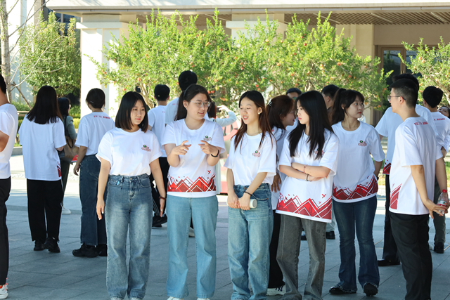 北京理工大學(xué)師生聽取新區(qū)介紹并交流感想.jpg