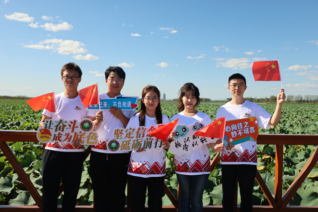 北京理工大學(xué)師生在白洋淀雁南堤實地調(diào)研.jpg